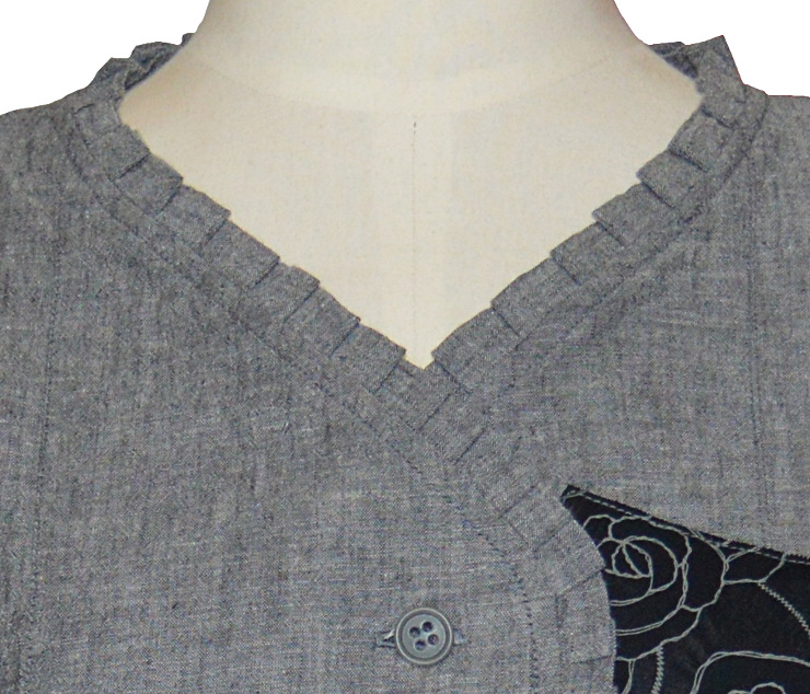 コットンタックブラウス(衿)